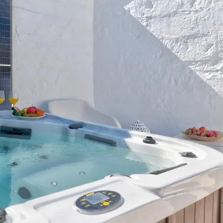 Luxury - Con Terrazza & Jacuzzi אוסטוני